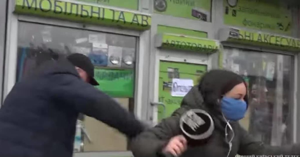 Сначала напал, а затем поскользнулся и упал в лужу: в Киеве будут судить мужчину, который ударил журналистку в лицо