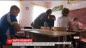 Шкільний скандал: вчителька посадила учня за стару парту через нездані кошти на нову