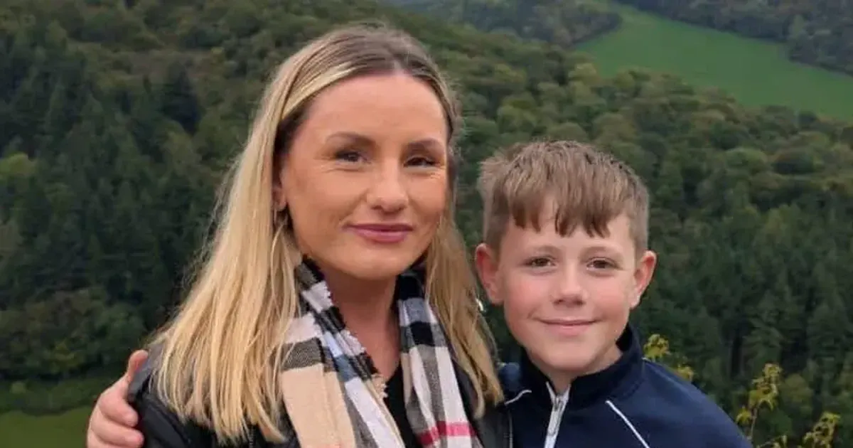 Никола Крамп с сыном Заком ехали по трассе A40, когда Никола потеряла сознание за рулем