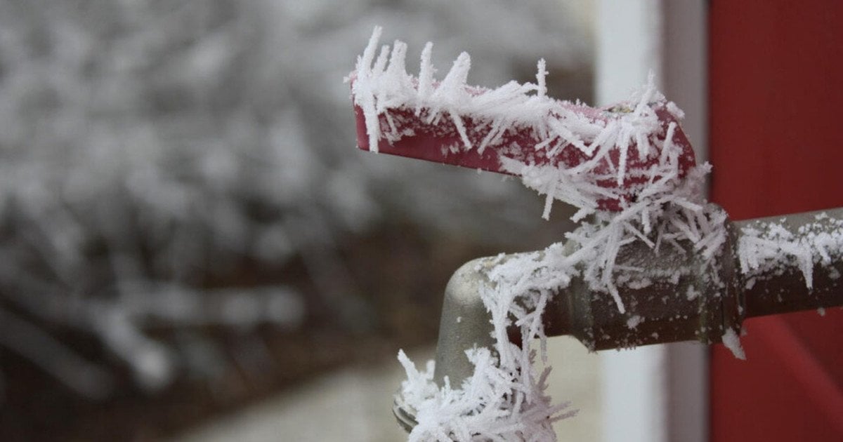 Замерзла вода в трубі