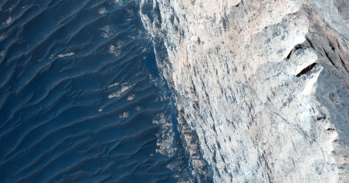 NASA показало фото золотого каньона на Марсе