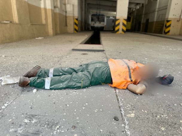 Росіяни вдарили по комунальному транспортному підприємству в Херсоні. / © Голова Херсонської ОВА Олександр Прокудін.