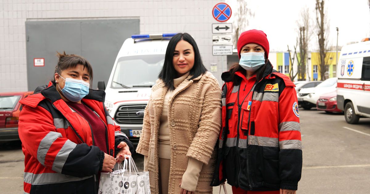 Европейская ассоциация перманентного макияжа и визажа передала медикам средства для защиты и ухода