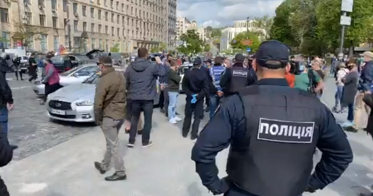 Підприємці з’їхалися на акцію протесту через карантин, але їхній проїзд до Кабміну заблокували