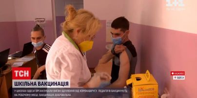 Новини України: в Одесі вчителів вирішили щеплювати просто у школах