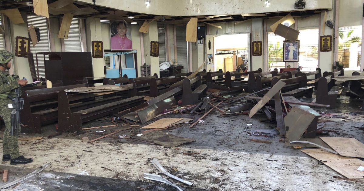 На Филиппинах возле церкви взорваны две бомбы. Десятки погибших