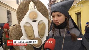 Різдвяний вертеп: на вулицях Львова перехожим розповіли історію народження Христа