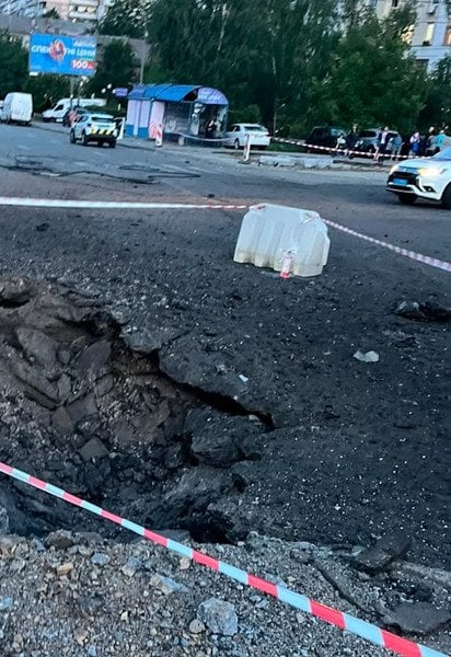 Ракета упала прямо посреди дороги
