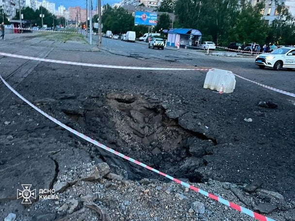 РФ вдарила одразу по трьох районах Києва. / © ДСНС