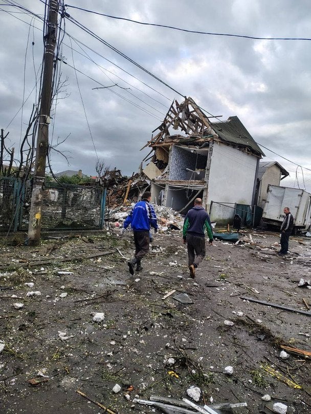 Зруйнований будинок поруч з епіцентром вибуху на Троєщині