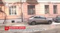 В Черновцах мужчина сбивал сосульки, которые повредили автомобиль и чуть не травмировали людей