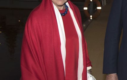  В красной блузке и белых брюках: новый образ 80-летней королевы Норвегии Сони