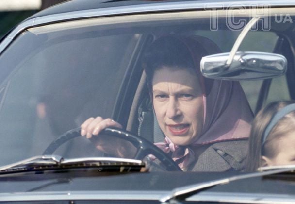 Королева Єлизавета II за кермом / © Getty Images