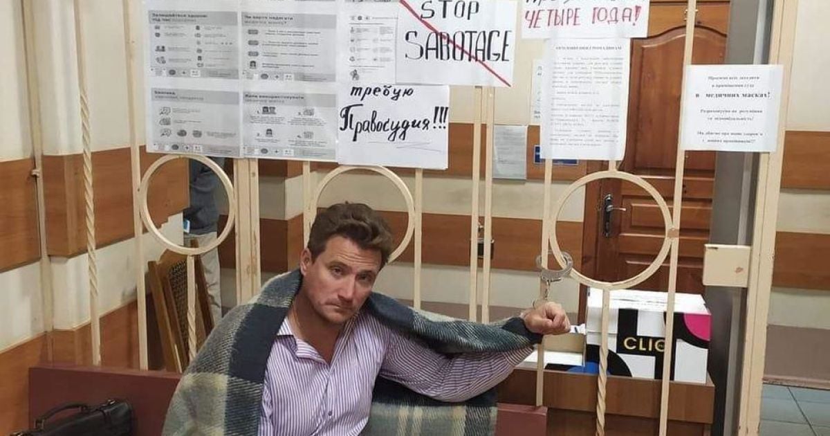 "Суд може розглядати справу вічно, якщо звинувачуваний співробітник СБУ": у Краматорську адвокат прикував себе наручниками (відео)