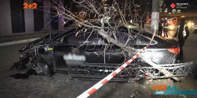 Водитель такси на бешеной скорости догнал "КИА": последний слетел с дороги и врезался в стену дома