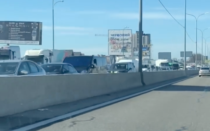 На в’їзді до Києва утворився довжелезний затор, люди масово повертаються до столиці (відео)