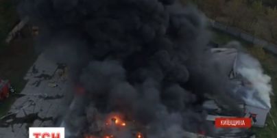 Пожарные из разных районов и ужасная вонь. Под Броварами локализовали возгорание на складах