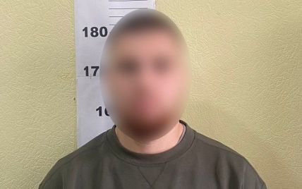 Прикидався жінкою: поліцейські Києва викрили шахрая, який виманював гроші у чоловіка в Мережі