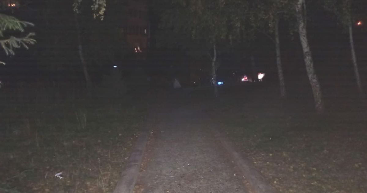 Ударил ножом в живот и убежал: в Ровно на девушку с инвалидностью напал неизвестный