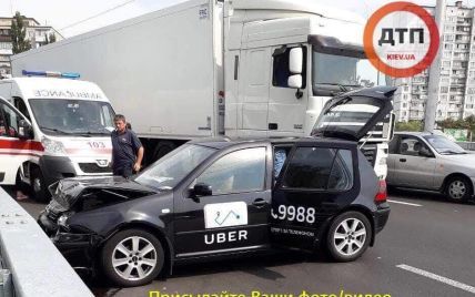 На столичной Борщаговке автомобиль Uber столкнулся с грузовиком, есть пострадавшие
