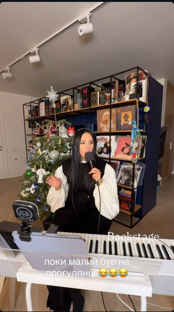 Джамала на тлі ялинки / © instagram.com/jamalajaaa
