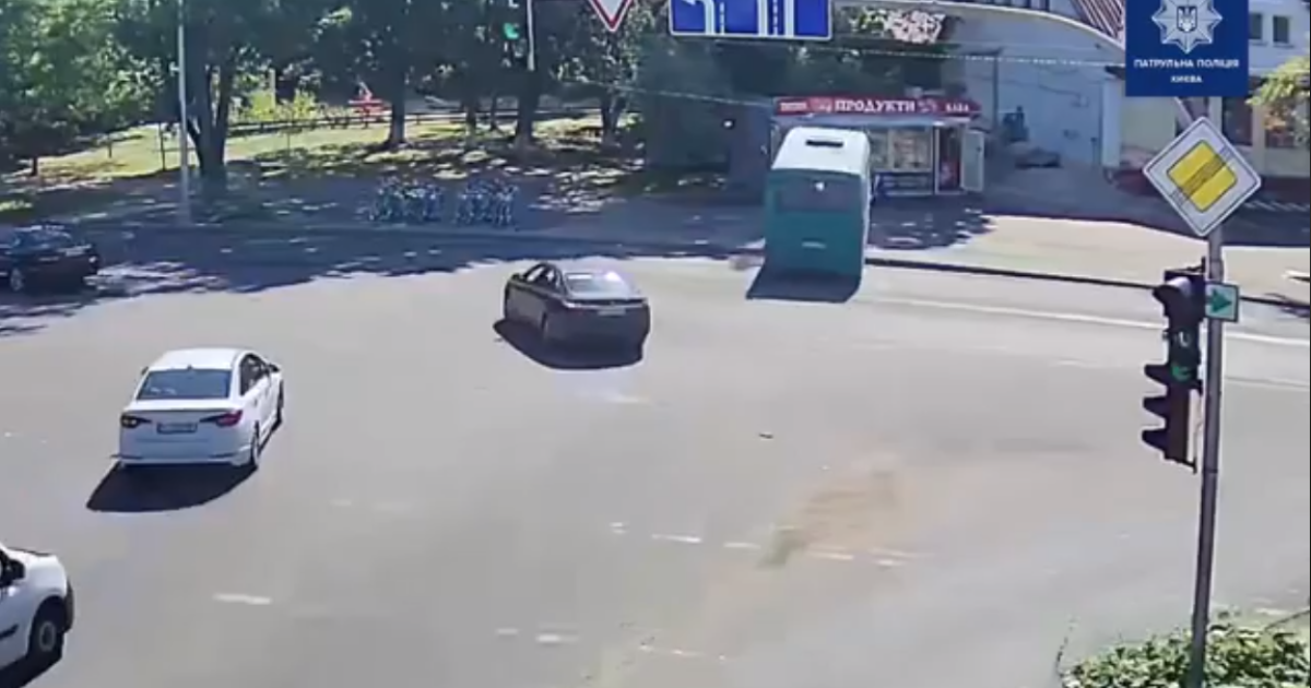 В Киеве маршрутка въехала в продуктовый киоск: полиция обнародовала видео