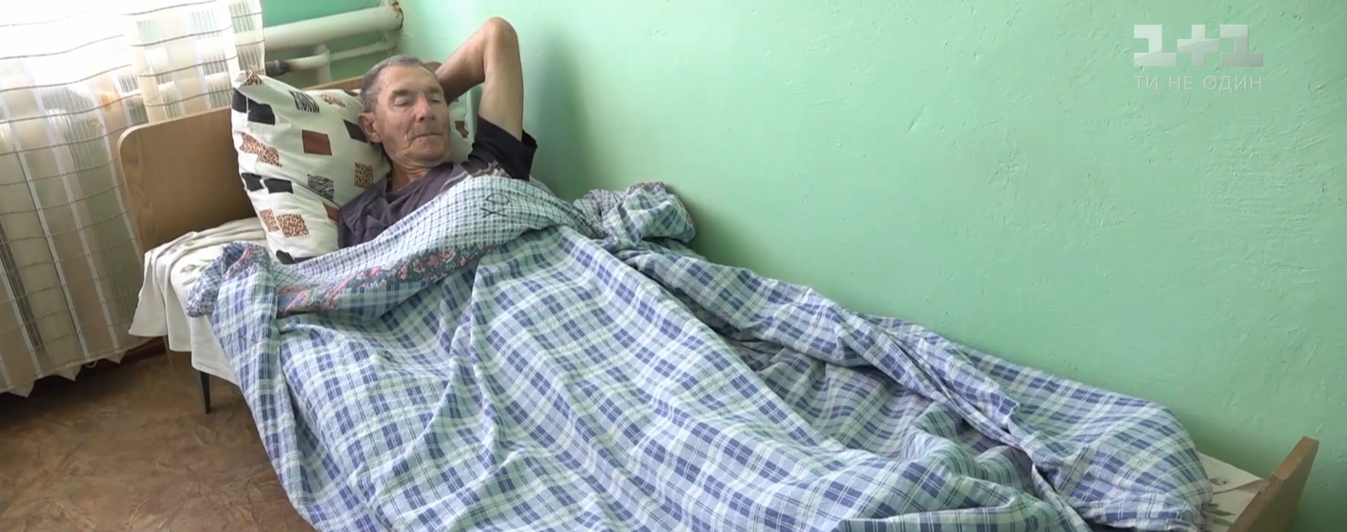Щоб не тікав з дому: у поліції Миколаївської області розповіли, чому опікуни посадили на ланцюг 75-річного дідуся