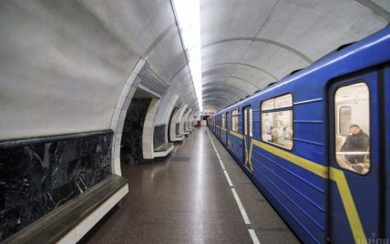 В киевском метро после зажжения елки образовались огромные очереди