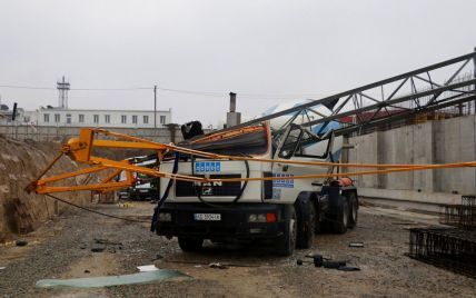 В Днепре строительный кран упал на бетономешалку: есть погибший