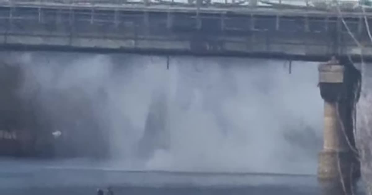 Из-за прорыва трубы на мосту Патона образовался "водопад"