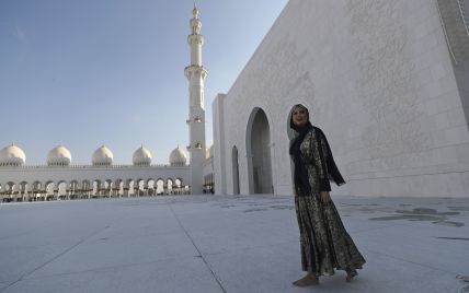 У довгій сукні, босоніж і з хусткою на голові: Іванка Трамп відвідала мечеть