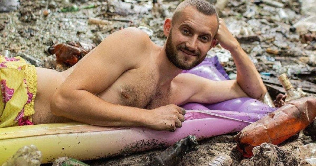 Замученные животные, иконы и шприцы: в Харькове активист сделал фотосессию в мусоре, чтобы привлечь внимание к экокатастрофе (видео)