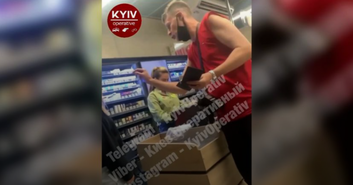 "Я дітей помножу на нуль": у Києві чоловік нецензурно облаяв у черзі дівчинку, яка купляла захисну маску (відео)