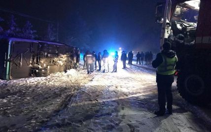 Из-за снегопада на автодороге Черновцы-Косов перевернулся автобус