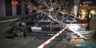 Водій таксі на шаленій швидкості наздогнав "КІА": останній злетів з дороги й врізався в стіну будинку