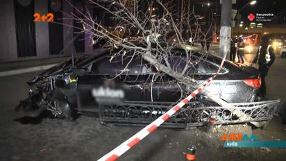 Водій таксі на шаленій швидкості наздогнав "КІА": останній злетів з дороги й врізався в стіну будинку