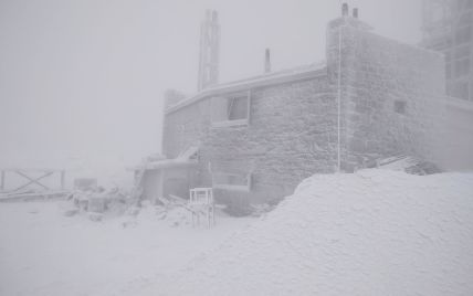 У Карпатах випав сніг та здійнявся сильний вітер: рятувальники показали відео
