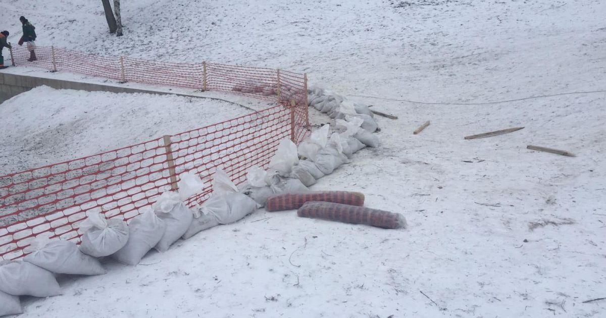 У Києві в парку Відрадний загородили озеро, в яке провалилися діти