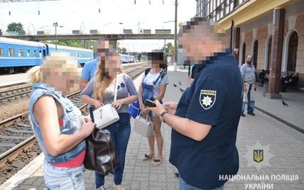 Сутенерка із Запоріжжя пропонувала щомісячний хабар поліцейському за "кришування"