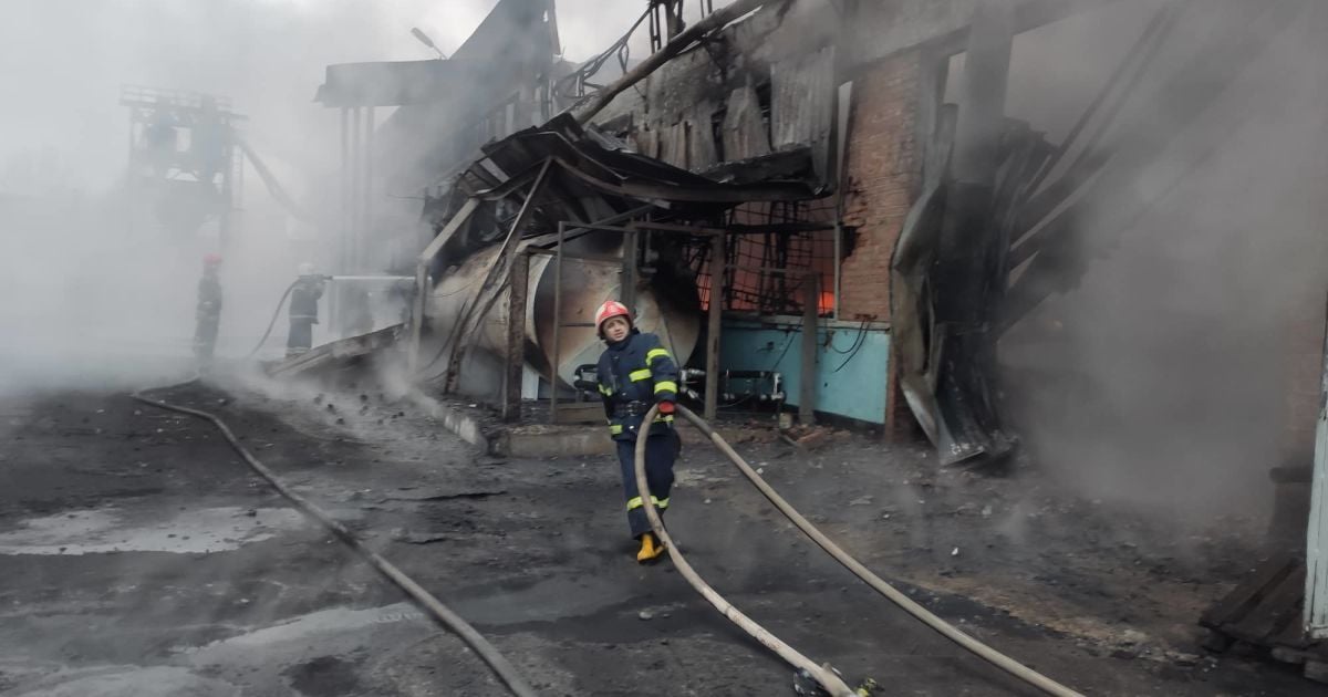 В Киеве масштабно загорелись склады: в небо поднимается густой дым