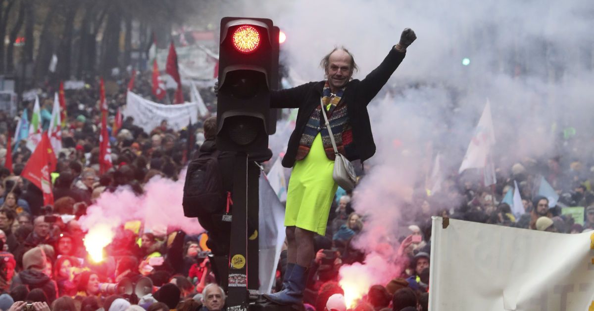 Страйк у Франції: на вулиці вийшли сотні тисяч людей, транспорт паралізовано, затримали майже 90 людей