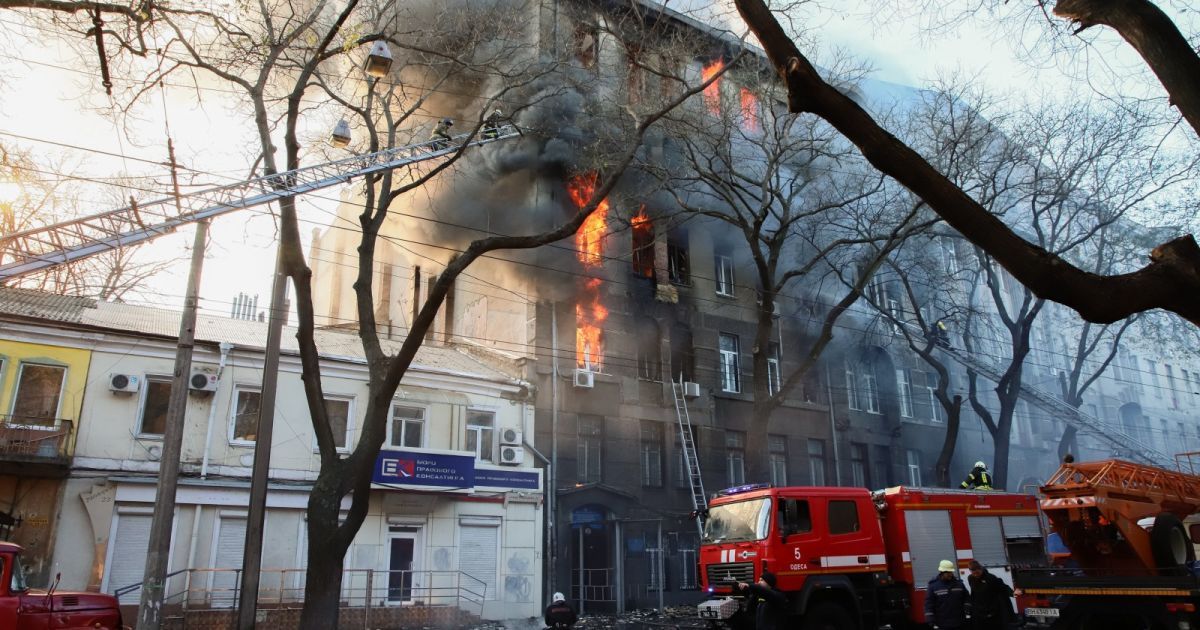 Пожежа в Одеському коледжі. Зеленський не виключає, що жертв може бути більше