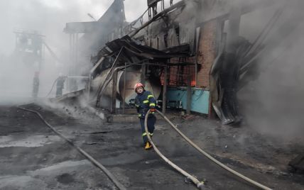 В Киеве масштабно загорелись склады: в небо поднимается густой дым