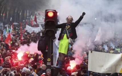 Забастовка во Франции: на улицы вышли сотни тысяч людей, транспорт парализован, задержали почти 90 человек