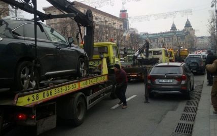 В Киеве на Крещатике массово эвакуировали припаркованные с нарушениями авто