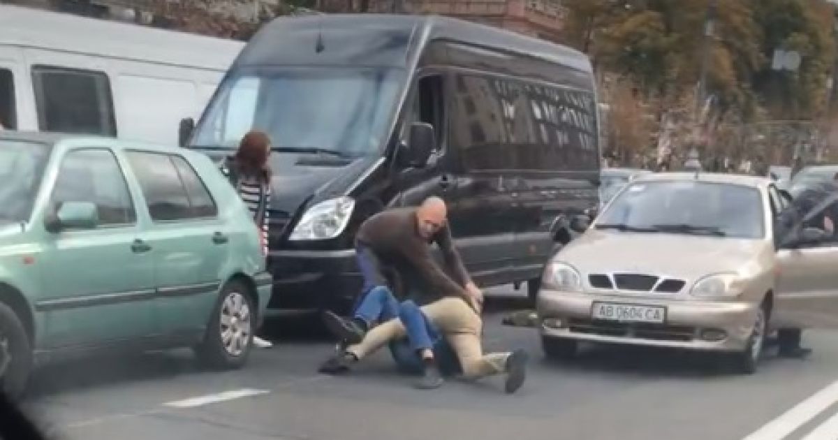 У центрі Києва водії посеред дороги влаштували кулачні бої без правил