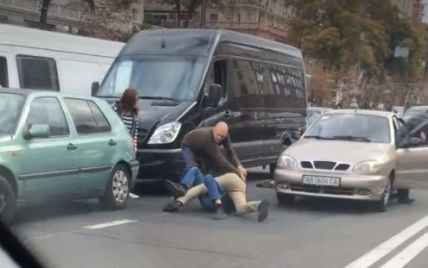 В центре Киева водители посреди дороги устроили кулачные бои без правил
