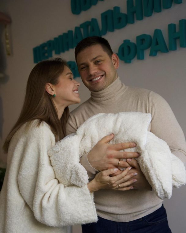 Саша Бо з чоловіком та донькою / © instagram.com/sashaabo