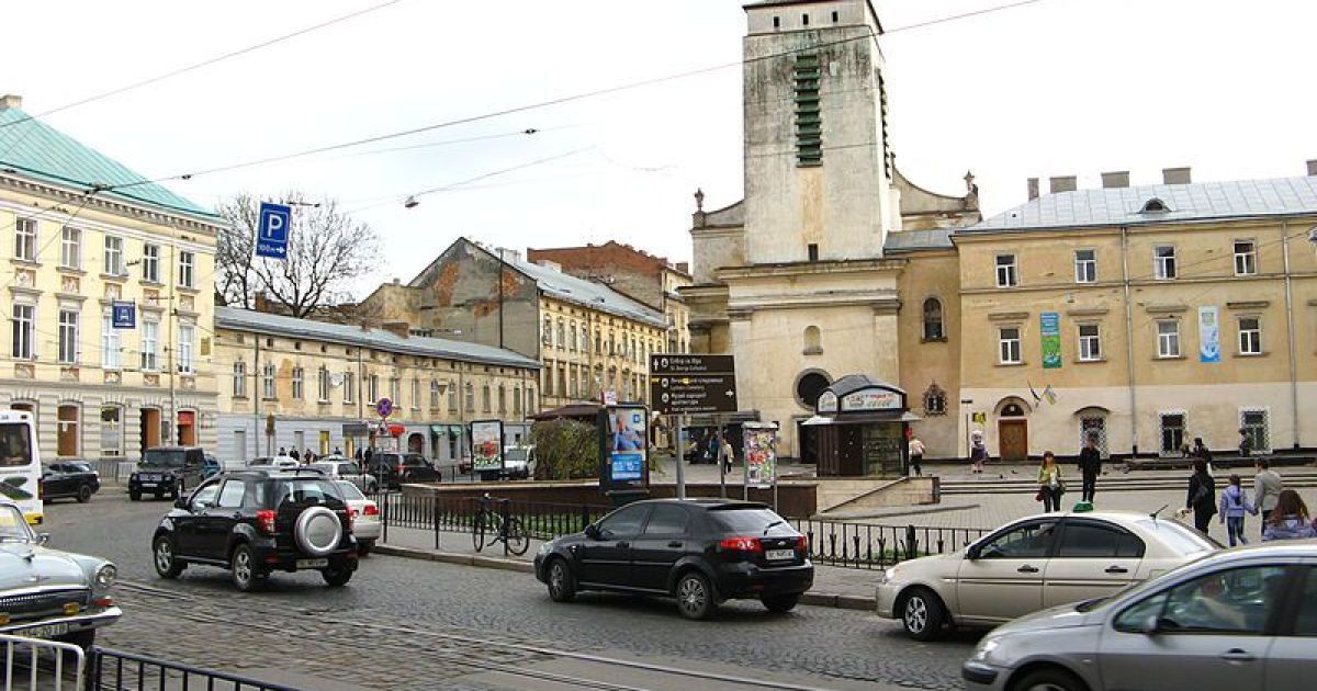 В центре Львова водитель автобуса нахально захлопнул дверь перед бойцом ВСУ Фото: ua.igotoworld