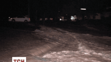 Из-за проливных дождей спасателям приходится снимать людей с крыш в США